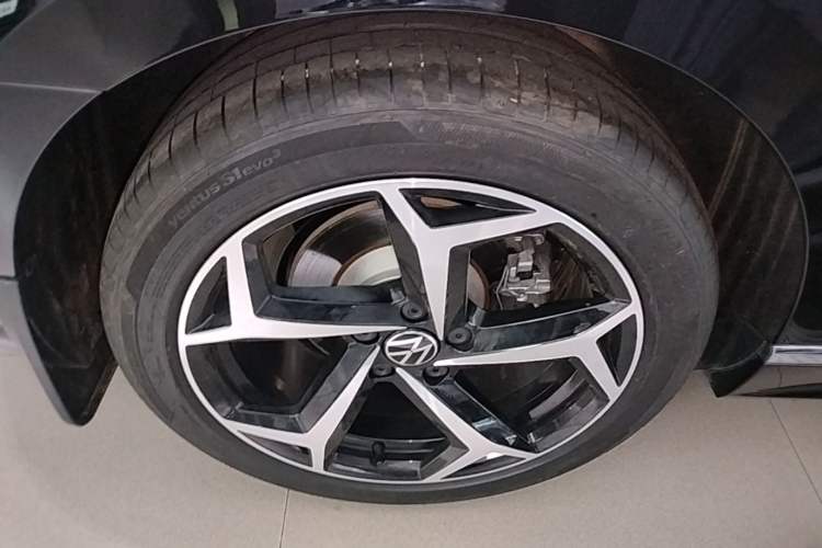 Used Volkswagen Magotan 2025 Revised Version 2 Zhongxiang Edition 330TSI DSG Luxury Trim Right Rear Wheel Hub