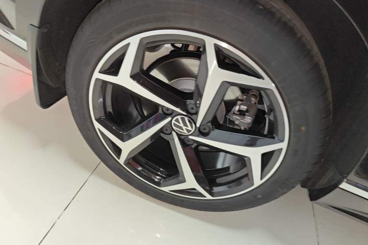 Used Volkswagen Magotan 2025 Revised Version 2 Zhongxiang Edition 330TSI DSG Luxury Trim Right Rear Wheel Hub