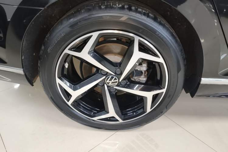 Used Volkswagen Magotan 2025 Revised Version Zhongxiang Edition 330TSI DSG Luxury Trim Right Rear Wheel Hub