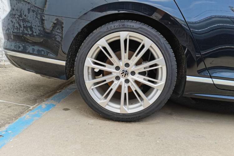 Used Volkswagen Magotan 2025 Zhongxiang Version 330TSI DSG Luxury Edition Right Rear Wheel Hub