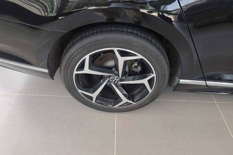 Used Volkswagen Magotan 2025 Revised Version Zhongxiang Edition 280TSI DSG Luxury Trim Right Rear Wheel Hub