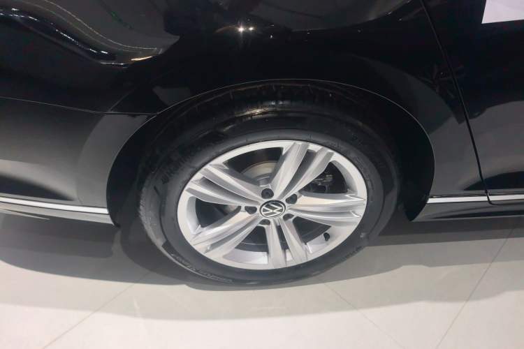 Used Volkswagen Magotan 2025 Zhongxiang Version 280TSI DSG Comfort Edition Right Rear Wheel Hub