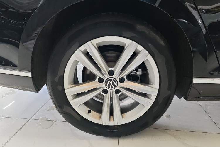 Used Volkswagen Magotan 2025 Zhongxiang Version 280TSI DSG Comfort Edition Right Rear Wheel Hub