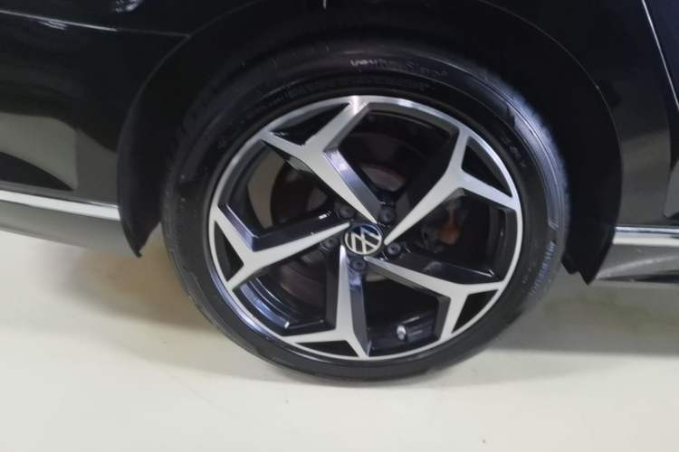 Used Volkswagen Magotan 2025 Zhongxiang Version 330TSI DSG Luxury Edition Right Rear Wheel Hub