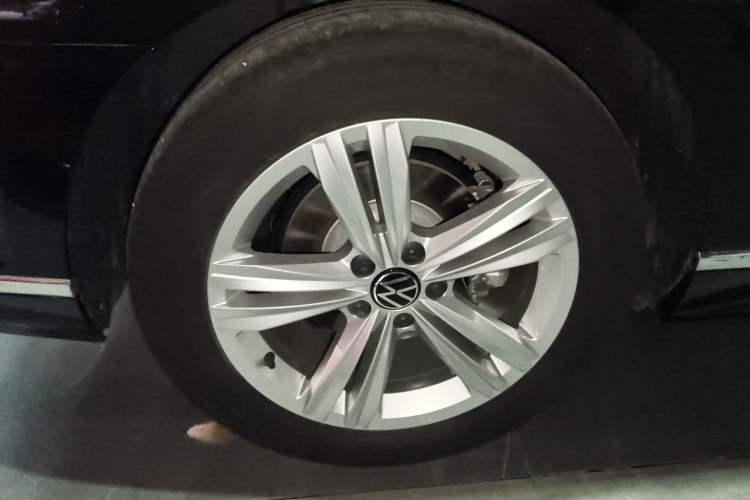 Used Volkswagen Magotan 2025 Zhongxiang Version 280TSI DSG Comfort Edition Right Rear Wheel Hub