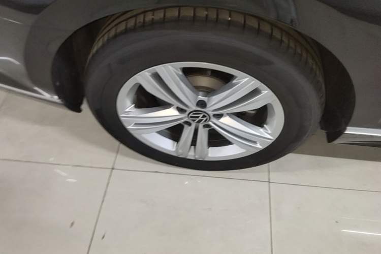 Used Volkswagen Magotan 2025 Zhongxiang Version 280TSI DSG Comfort Edition Right Rear Wheel Hub