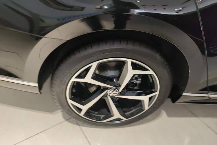 Used Volkswagen Magotan 2025 Revised Version 2 Zhongxiang Edition 330TSI DSG Luxury Trim Right Rear Wheel Hub