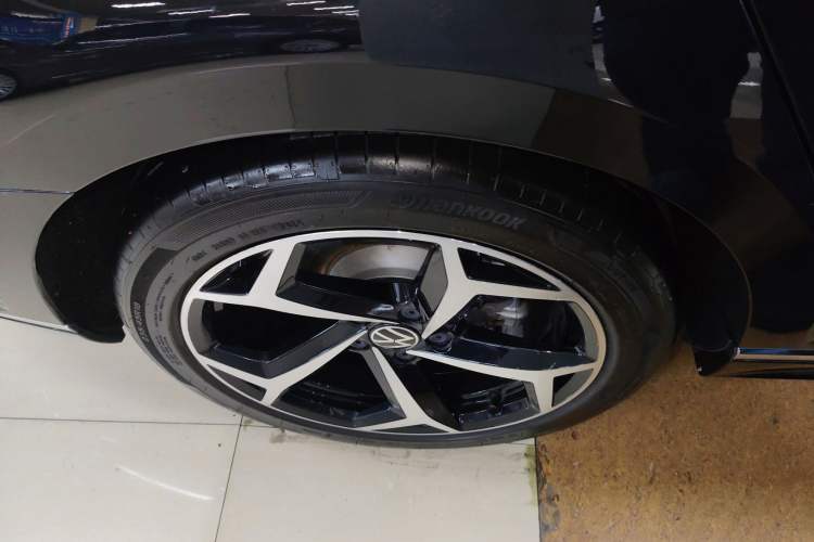 Used Volkswagen Magotan 2025 Zhongxiang Model 280TSI DSG Luxury Version Right Rear Wheel Hub