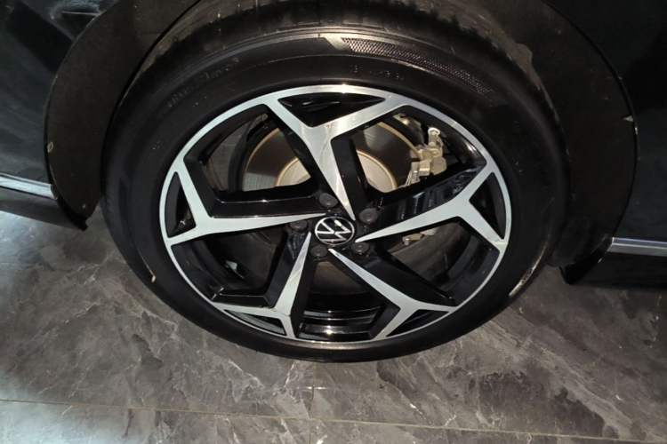 Used Volkswagen Magotan 2025 Zhongxiang Version 330TSI DSG Luxury Edition Right Rear Wheel Hub