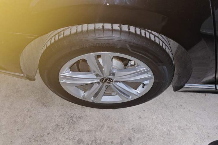 Used Volkswagen Magotan 2025 Zhongxiang Version 280TSI DSG Comfort Edition Right Rear Wheel Hub