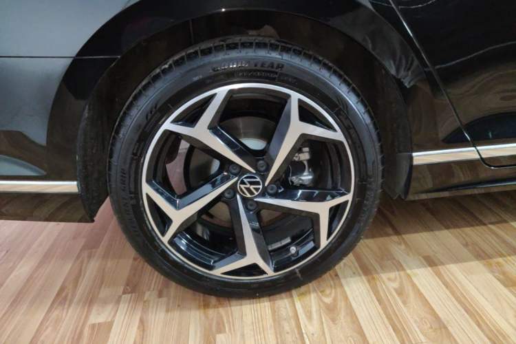 Used Volkswagen Magotan 2025 Revised Version 2 Zhongxiang Edition 330TSI DSG Luxury Trim Right Rear Wheel Hub
