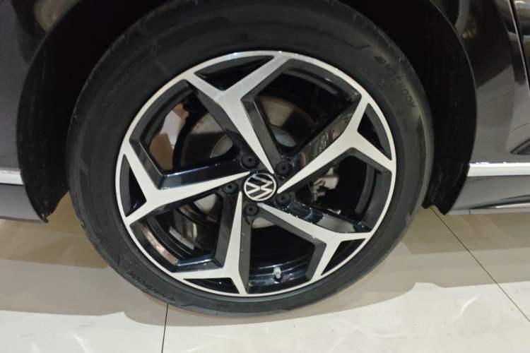Used Volkswagen Magotan 2025 Revised Version Zhongxiang Edition 330TSI DSG Luxury Trim Right Rear Wheel Hub