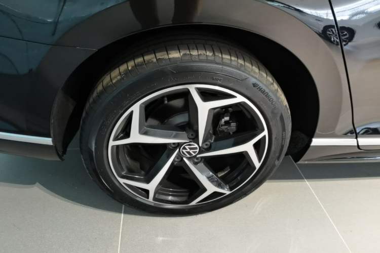 Used Volkswagen Magotan 2025 Revised Version Zhongxiang Edition 280TSI DSG Luxury Trim Right Rear Wheel Hub