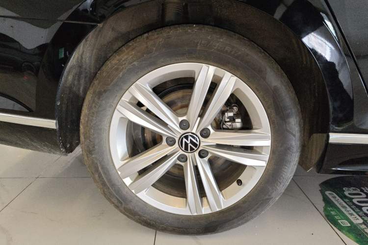Used Volkswagen Magotan 2025 Zhongxiang Version 280TSI DSG Comfort Edition Right Rear Wheel Hub