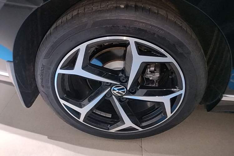Used Volkswagen Magotan 2025 Revised Version 2 Zhongxiang Edition 330TSI DSG Luxury Trim Right Rear Wheel Hub