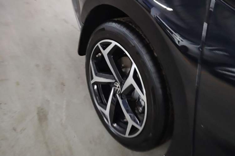 Used Volkswagen Magotan 2025 Zhongxiang Version 330TSI DSG Luxury Edition Right Rear Wheel Hub