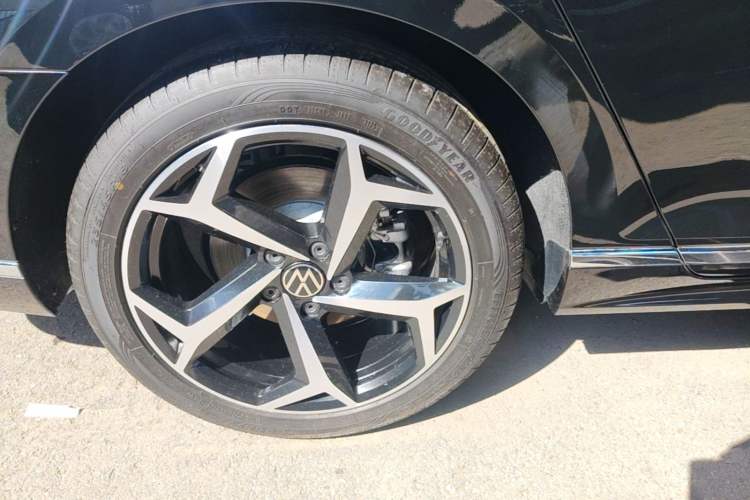 Used Volkswagen Magotan 2025 Revised Version 2 Zhongxiang Edition 330TSI DSG Luxury Trim Right Rear Wheel Hub