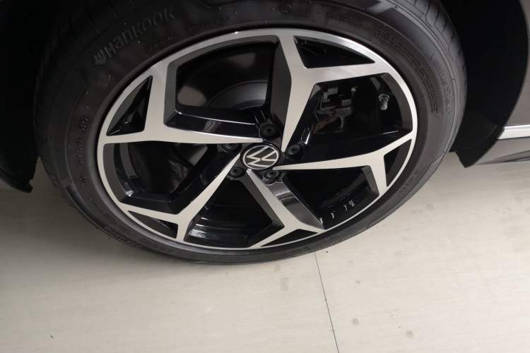 Used Volkswagen Magotan 2025 Revised Version Zhongxiang Edition 330TSI DSG Luxury Trim Right Rear Wheel Hub