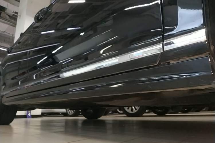 Used Volkswagen Magotan 2025 Revised Version Zhongxiang Edition 330TSI DSG Luxury Trim Right Side Sill