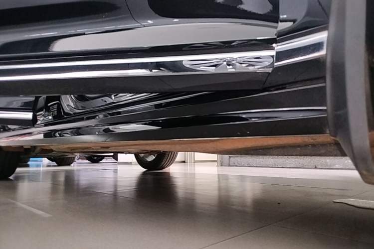 Used Volkswagen Magotan 2025 Revised Version 2 Zhongxiang Edition 330TSI DSG Luxury Trim Right Side Sill