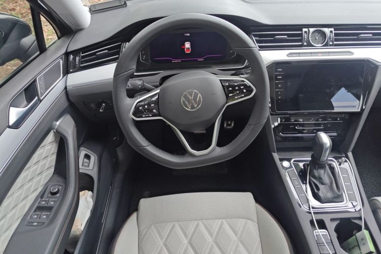 Used Volkswagen Magotan 2025 Zhongxiang Version 330TSI DSG Luxury Edition Steering Wheel