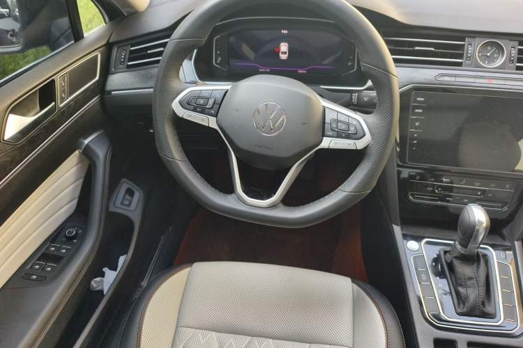 Used Volkswagen Magotan 2025 Revised Version 2 Zhongxiang Edition 330TSI DSG Luxury Trim Steering Wheel