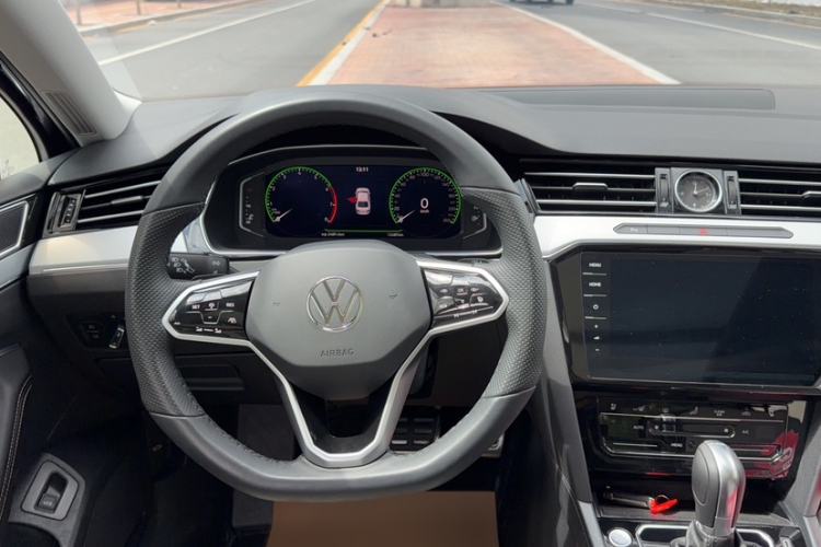 Used Volkswagen Magotan 2025 Revised Version 2 Zhongxiang Edition 330TSI DSG Luxury Trim Steering Wheel
