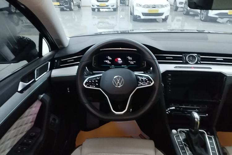 Used Volkswagen Magotan 2025 Zhongxiang Version 330TSI DSG Luxury Edition Steering Wheel