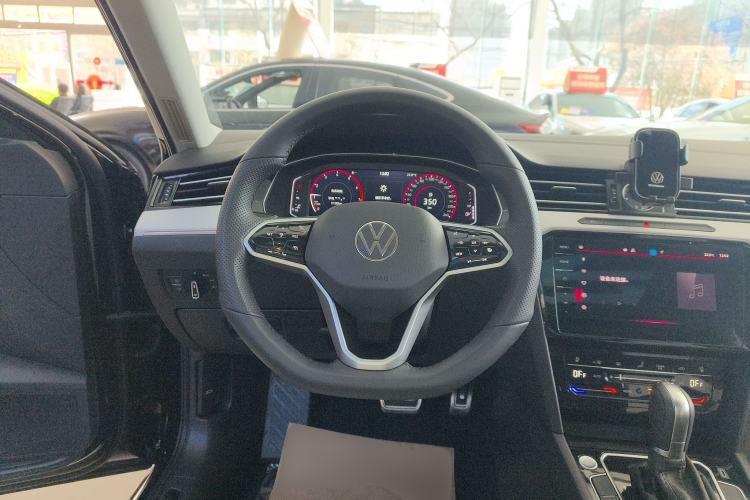 Used Volkswagen Magotan 2025 Revised Version Zhongxiang Edition 330TSI DSG Luxury Trim Steering Wheel