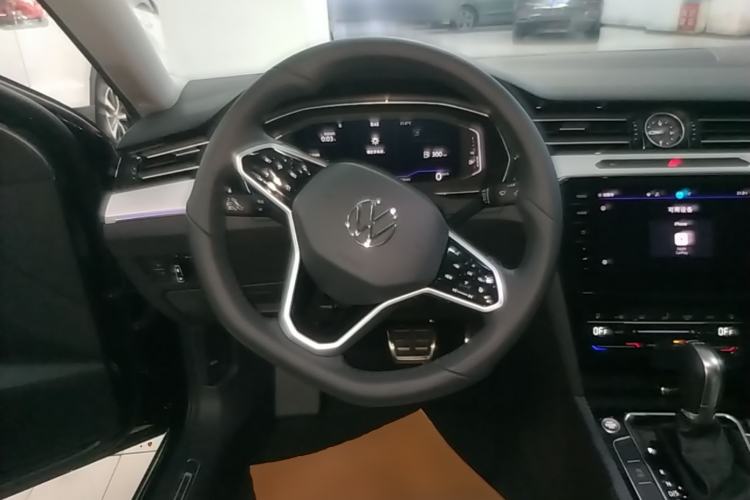 Used Volkswagen Magotan 2025 Revised Version Zhongxiang Edition 330TSI DSG Luxury Trim Steering Wheel
