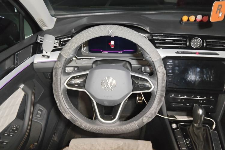 Used Volkswagen Magotan 2025 Revised Version Zhongxiang Edition 330TSI DSG Luxury Trim Steering Wheel