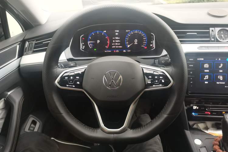 Used Volkswagen Magotan 2025 Revised Version Zhongxiang Edition 330TSI DSG Luxury Trim Steering Wheel