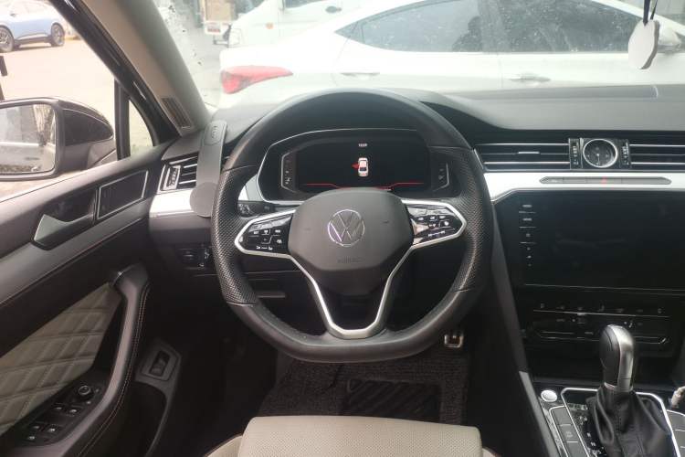 Used Volkswagen Magotan 2025 Revised Version Zhongxiang Edition 330TSI DSG Luxury Trim Steering Wheel
