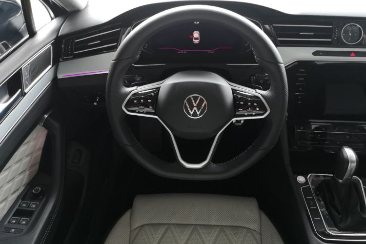 Used Volkswagen Magotan 2025 Revised Version Zhongxiang Edition 330TSI DSG Luxury Trim Steering Wheel