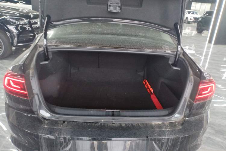 Used Volkswagen Magotan 2025 Zhongxiang Version 280TSI DSG Comfort Edition Trunk