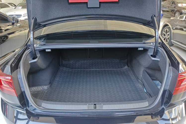 Used Volkswagen Magotan 2025 Zhongxiang Version 330TSI DSG Luxury Edition Trunk