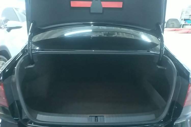 Used Volkswagen Magotan 2025 Revised Version Zhongxiang Edition 330TSI DSG Luxury Trim Trunk