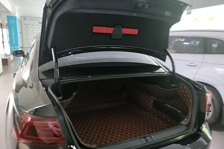 Used Volkswagen Magotan 2025 Revised Version 2 Zhongxiang Edition 330TSI DSG Luxury Trim Trunk