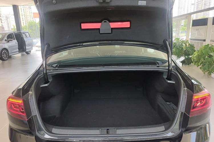 Used Volkswagen Magotan 2025 Revised Version Zhongxiang Edition 280TSI DSG Luxury Trim Trunk