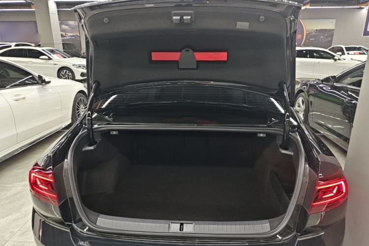 Used Volkswagen Magotan 2025 Zhongxiang Version 330TSI DSG Luxury Edition Trunk