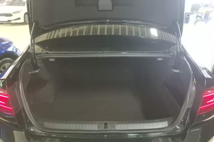 Used Volkswagen Magotan 2025 Zhongxiang Version 330TSI DSG Luxury Edition Trunk