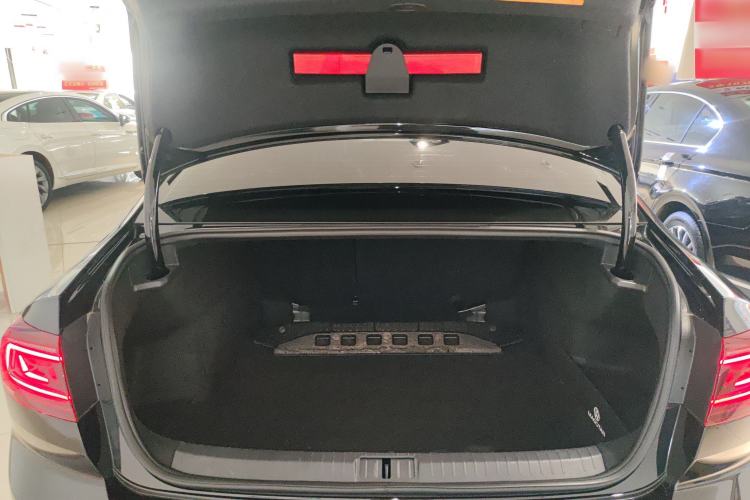 Used Volkswagen Magotan 2025 Revised Version 2 Zhongxiang Edition 330TSI DSG Luxury Trim Trunk