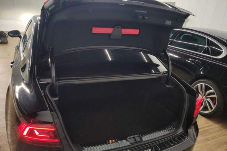 Used Volkswagen Magotan 2025 Revised Version 2 Zhongxiang Edition 330TSI DSG Luxury Trim Trunk