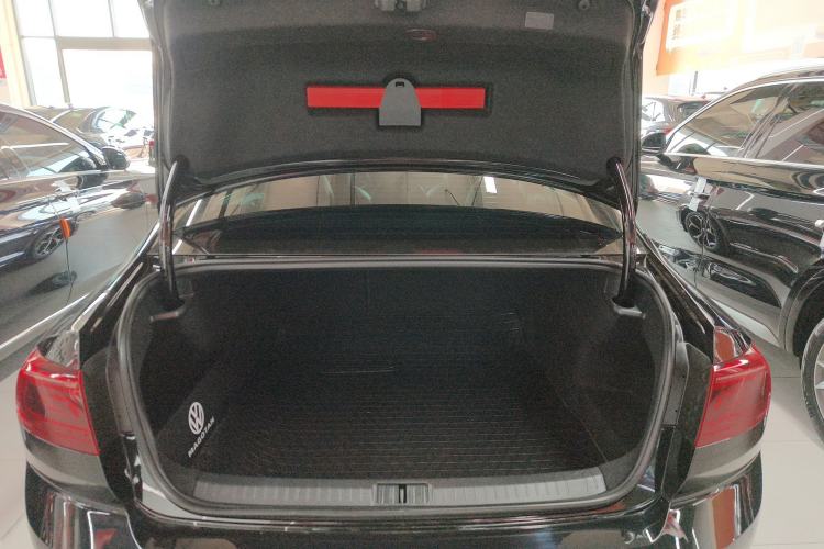 Used Volkswagen Magotan 2025 Revised Version 2 Zhongxiang Edition 330TSI DSG Luxury Trim Trunk