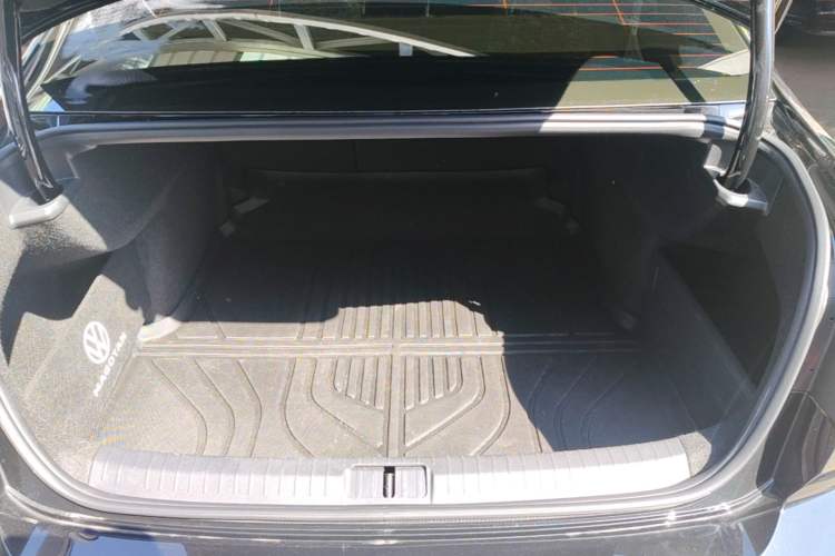 Used Volkswagen Magotan 2025 Revised Version 2 Zhongxiang Edition 330TSI DSG Luxury Trim Trunk