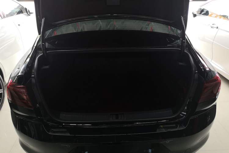 Used Volkswagen Magotan 2025 Revised Version Zhongxiang Edition 330TSI DSG Luxury Trim Trunk