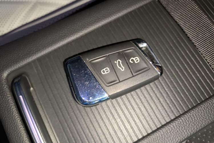 Used Volkswagen Magotan 2025 Zhongxiang Version 330TSI DSG Luxury Edition Vehicle Key