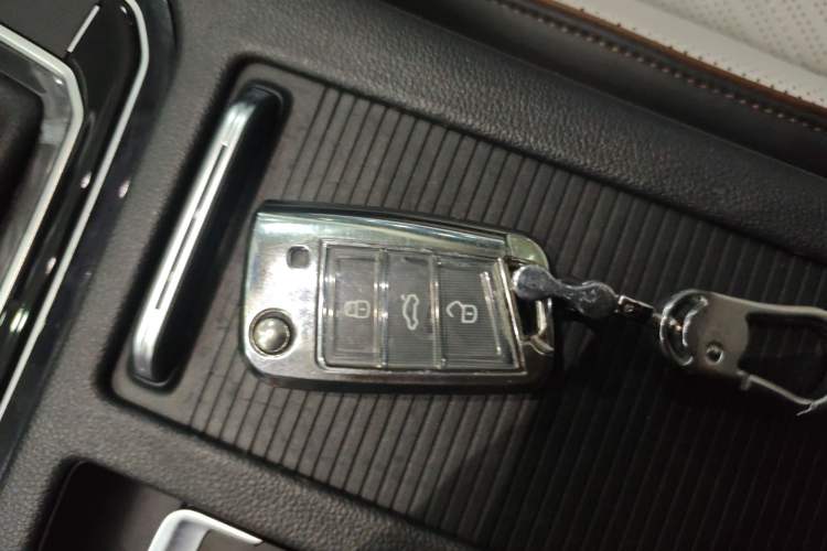 Used Volkswagen Magotan 2025 Revised Version Zhongxiang Edition 330TSI DSG Luxury Trim Vehicle Key
