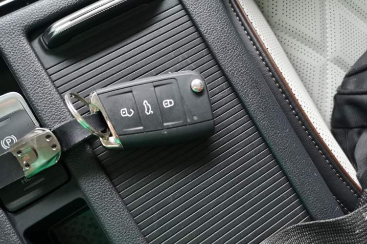 Used Volkswagen Magotan 2025 Revised Version Zhongxiang Edition 330TSI DSG Luxury Trim Vehicle Key
