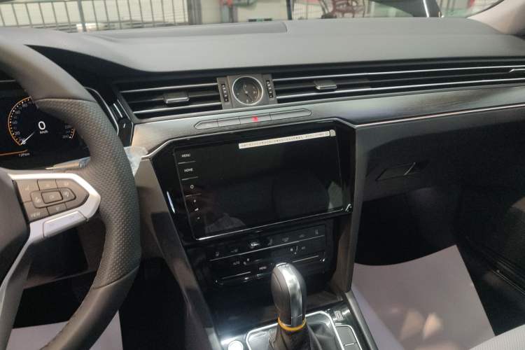 Used Volkswagen Magotan 2026 30 Million Vehicles Selected Model 380TSI DSG Luxury Edition Audio And AC Panel